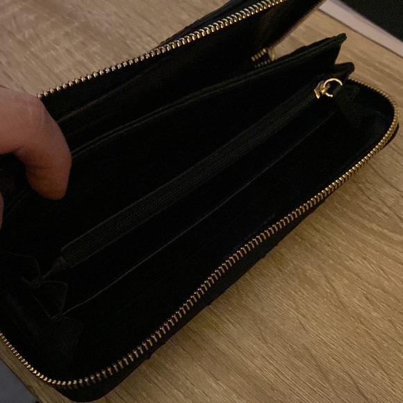 Quilted Michael Kors zip around wallet - Picture 5 of 5